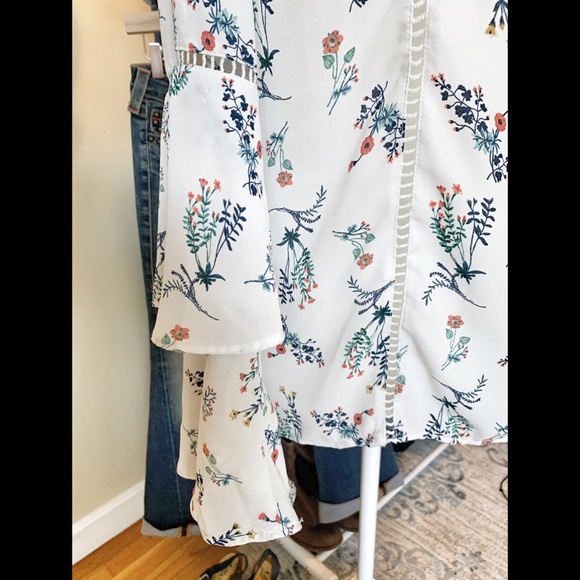 Wayf floral bell sleeve blouse size small S - Picture 7 of 7